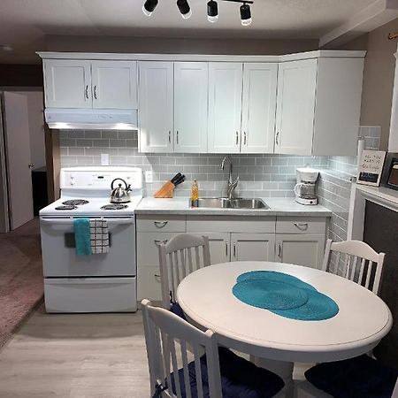 Newly Renovated Basement Suite! レスブリッジ エクステリア 写真