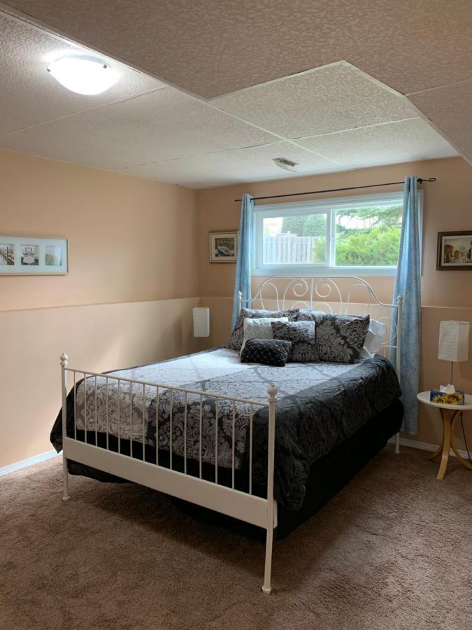 Newly Renovated Basement Suite! レスブリッジ エクステリア 写真