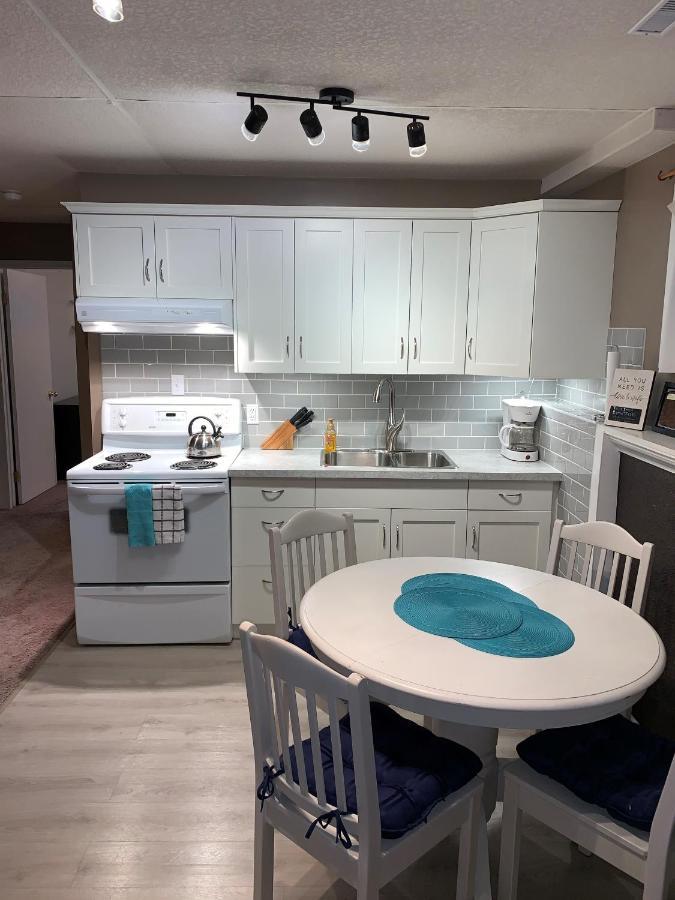 Newly Renovated Basement Suite! レスブリッジ エクステリア 写真