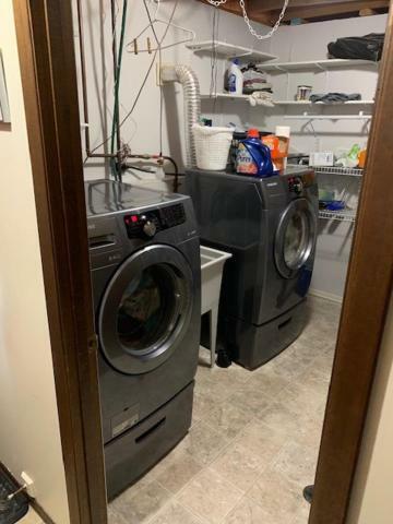 Newly Renovated Basement Suite! レスブリッジ エクステリア 写真