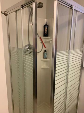 Newly Renovated Basement Suite! レスブリッジ エクステリア 写真